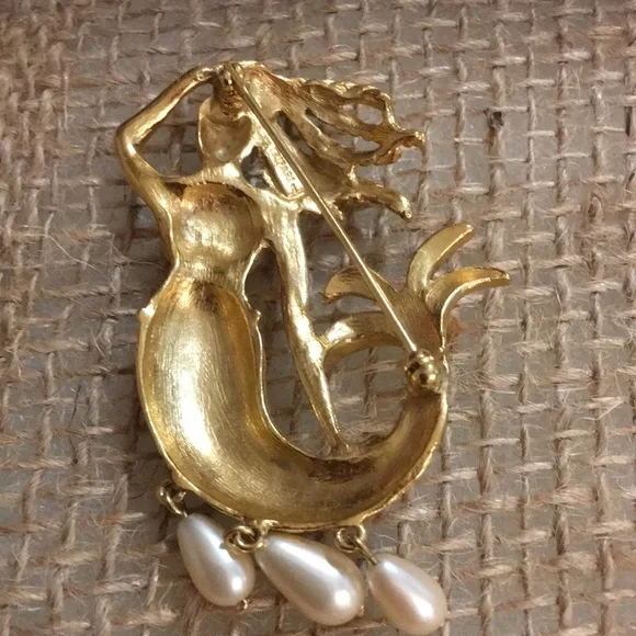Vintage Trifari Mermaid Goldtone Brooch With Pearl Dangles Rare - Picture 2 of 5